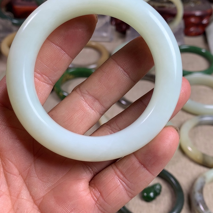 美***兮和田玉（糖玉）未镶嵌手镯