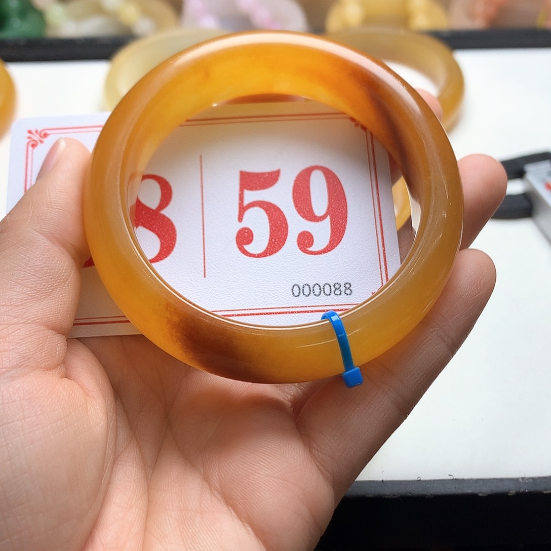 未镶嵌石英质玉（黄龙玉）手镯人**筛