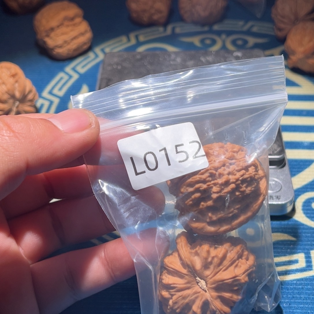 文玩核桃吊坠深*深白狮子