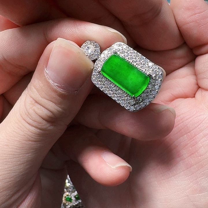 翡翠颈饰未镶嵌天然A货翡翠放漏