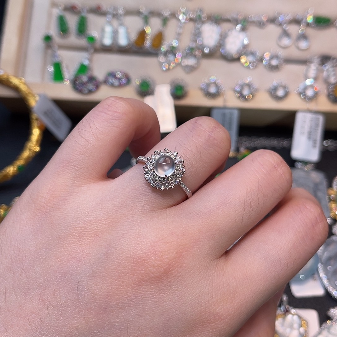 翡翠18K金镶嵌戒指蛋面