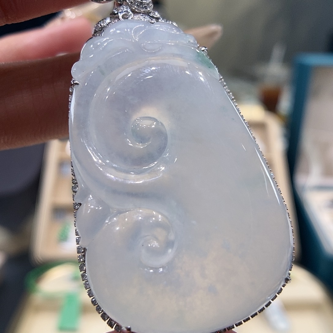 翡翠吊坠(不含链)18K金镶嵌如意