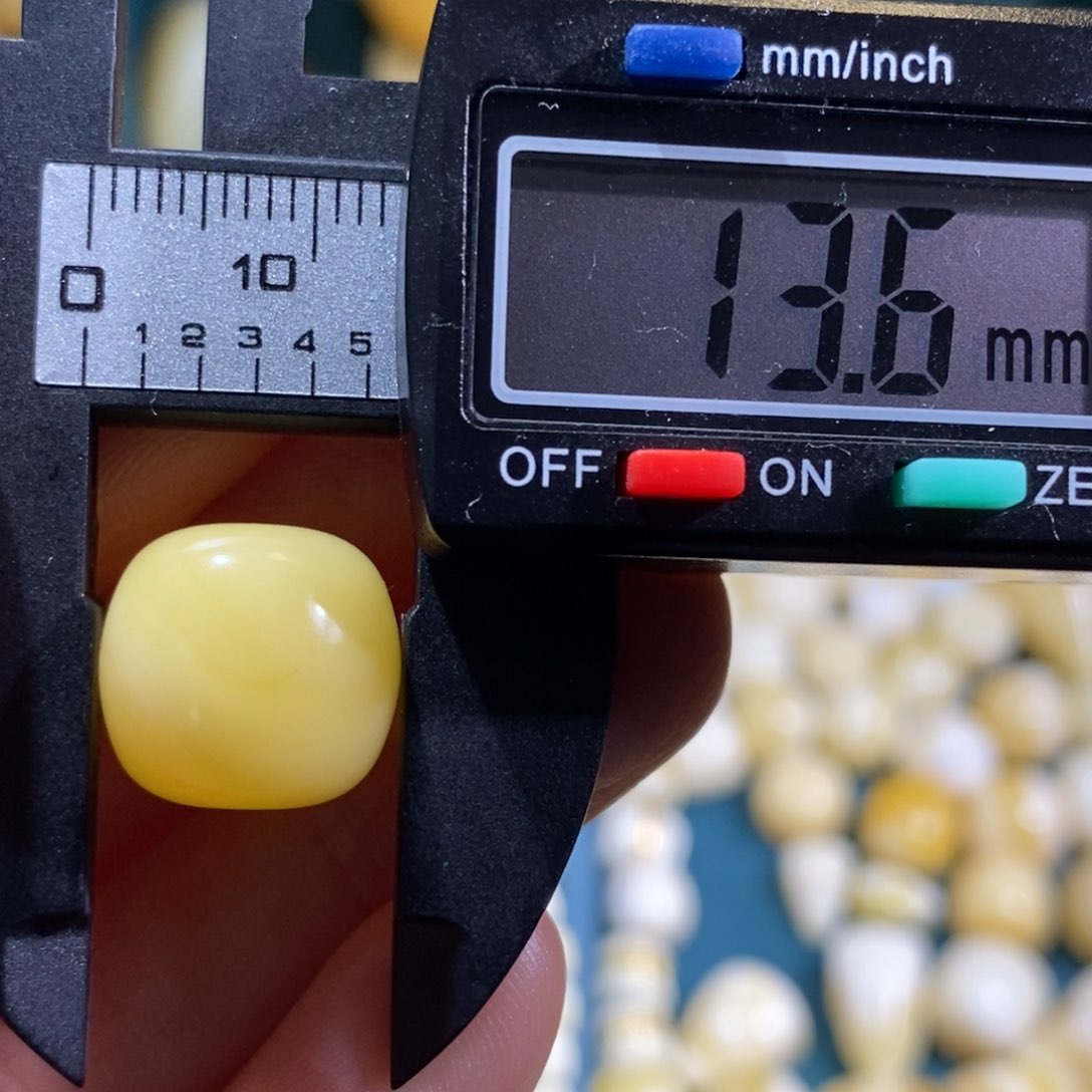 蜜蜡裸石未镶嵌微瑕