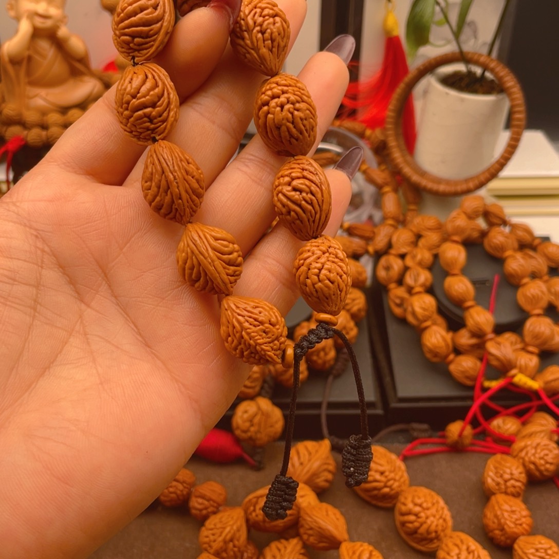 人***客桃核手串红红火火。红红火火