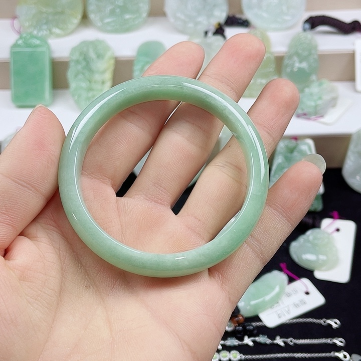 颈饰未镶嵌翡翠手镯