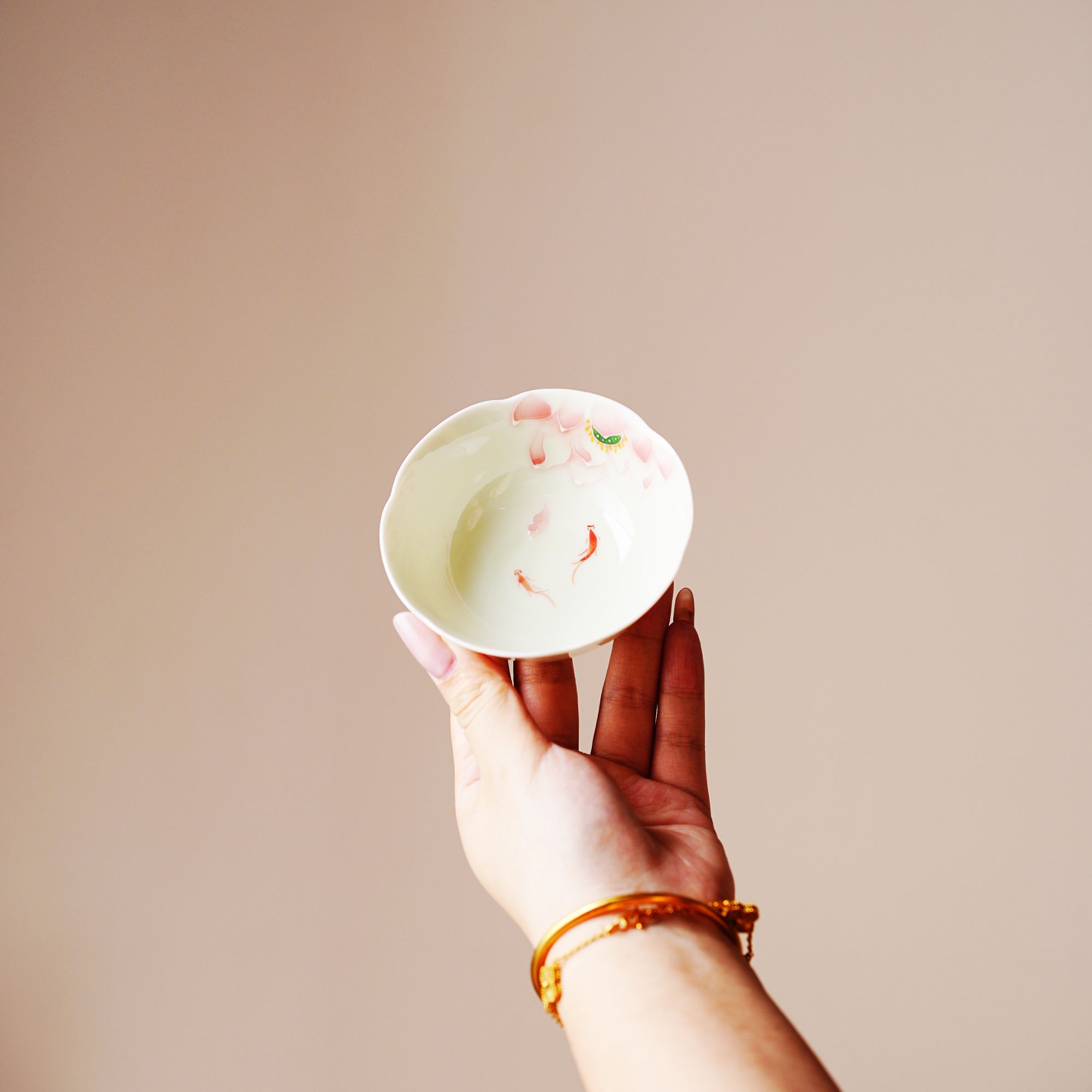 明知山志手绘荷漾鱼影陶瓷茶杯大宽口花边茶杯(品牌黑盒)闻香杯