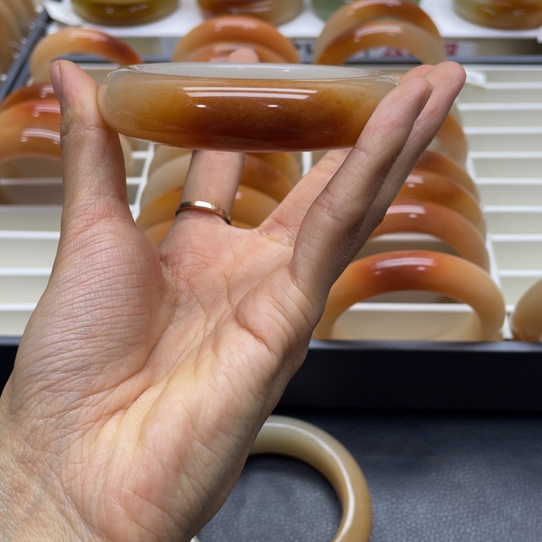 石英质玉手镯未镶嵌娥*