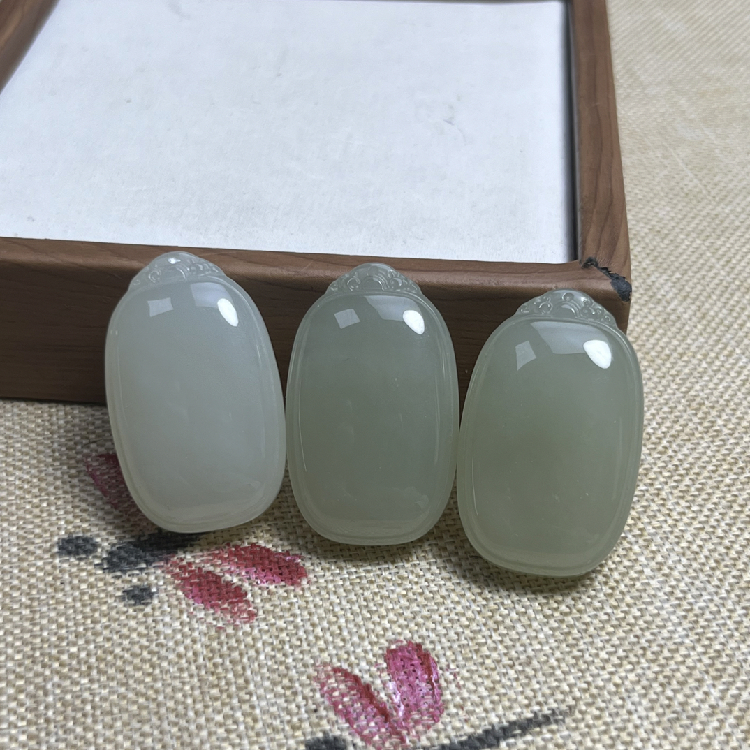 天然和田玉无事牌女士精美吊坠长33宽20厚10 多样性发一