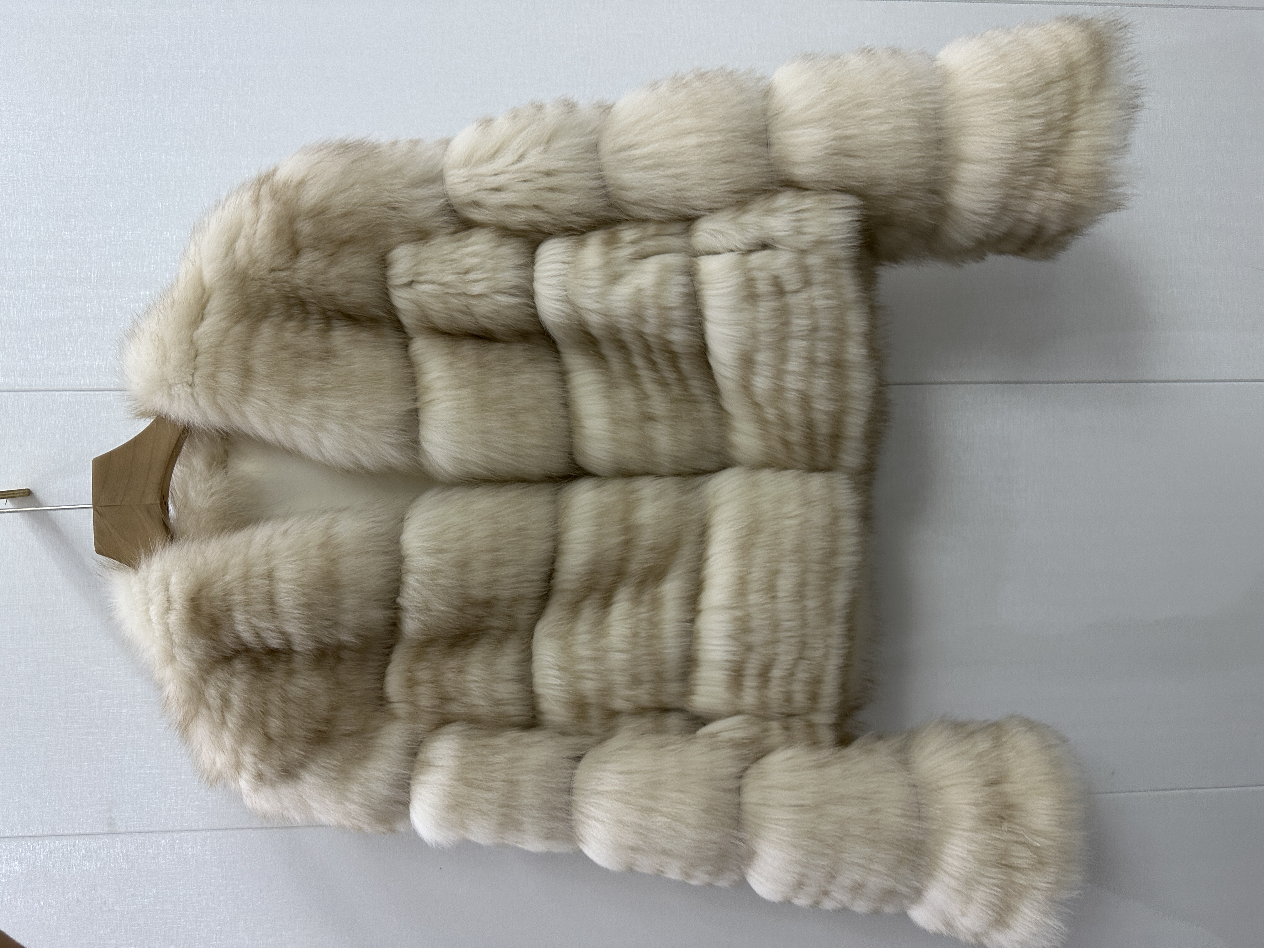  【壹莱】冬季新款狐狸毛短款V领车条外套时尚气质显白百搭