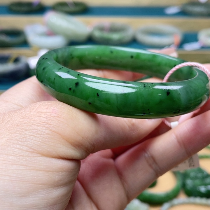 和田玉手镯58圈口。编号48未镶嵌