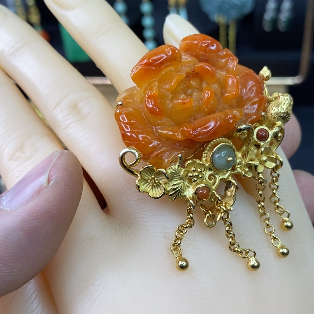 颈饰未镶嵌翡翠戒指