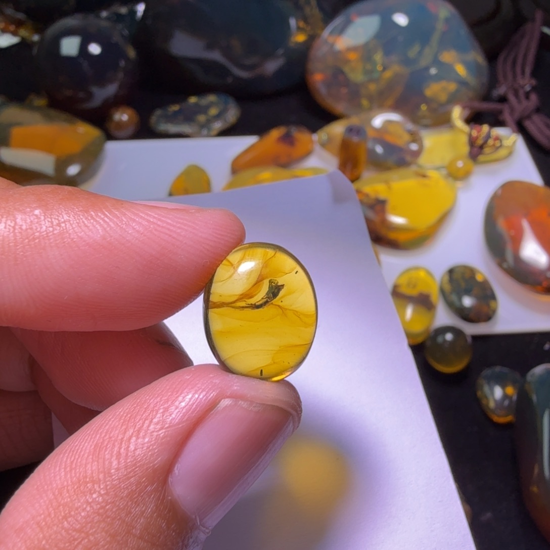 冰***女未镶嵌琥珀裸石，，，