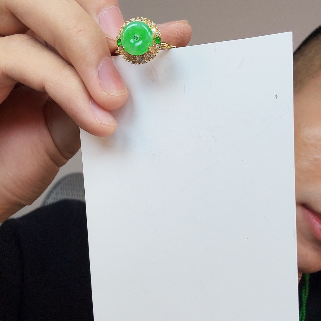 *****翡翠未镶嵌颈饰一件