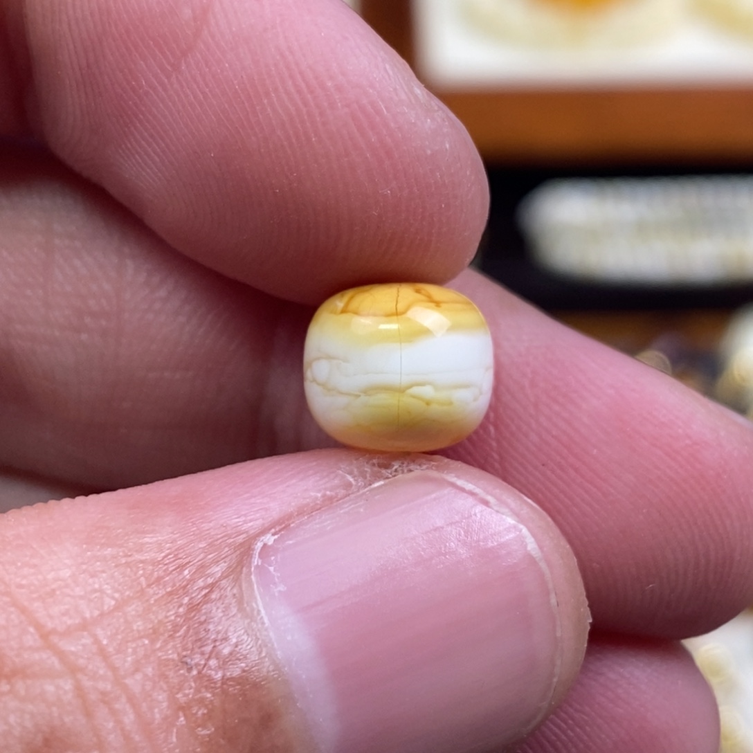 蜜蜡未镶嵌裸石配饰瑕疵款小裂纹尺寸9.6