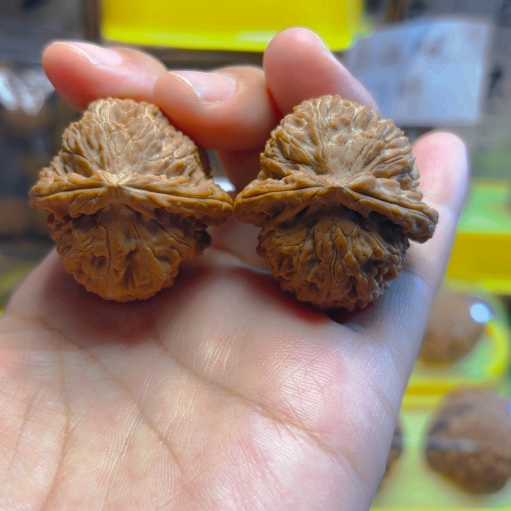 文玩核桃吊坠白狮子
