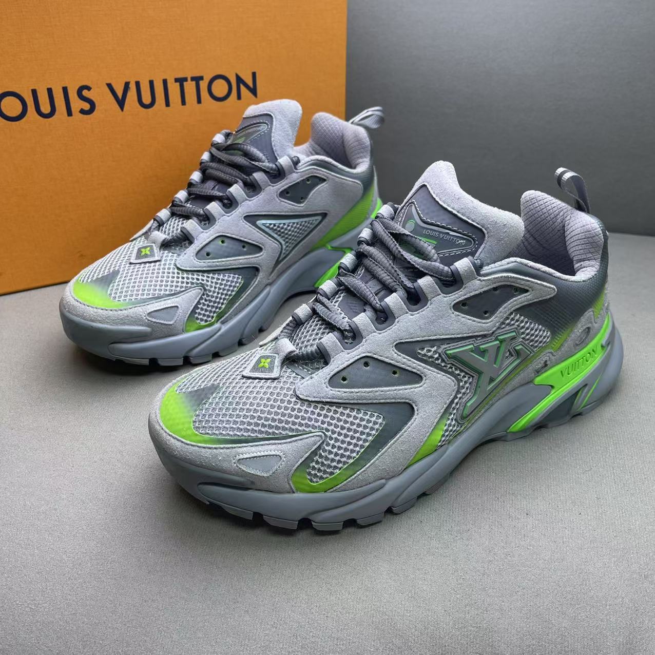 99新 LouisVuitton/路易威登 灰色时尚舒适网面潮流运动鞋 39.5码