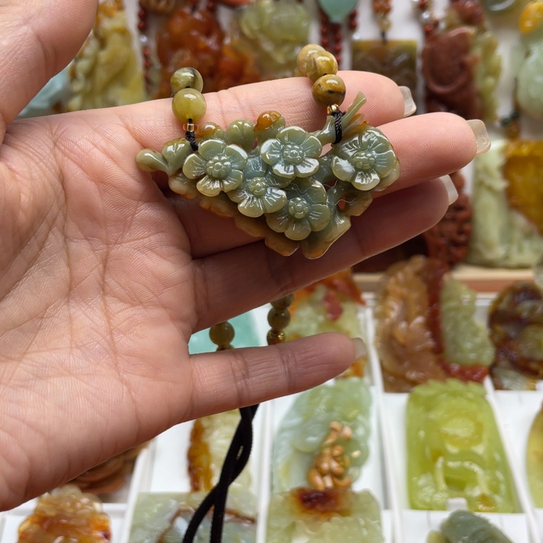 蛇纹石玉颈饰未镶嵌