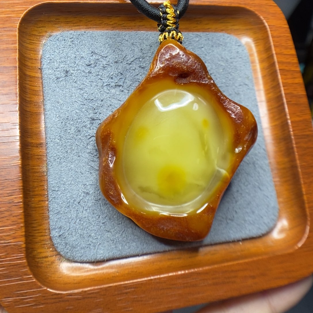 锄****蜜蜡未镶嵌颈饰郎