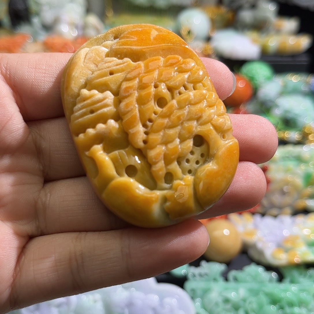 翡翠未镶嵌颈饰待编织