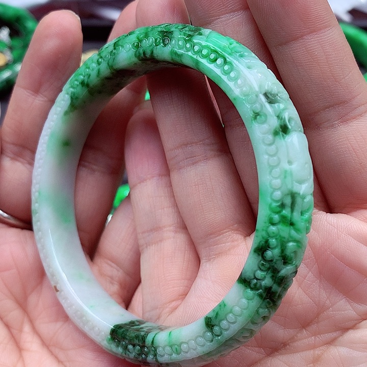 翡翠手镯未镶嵌翡翠