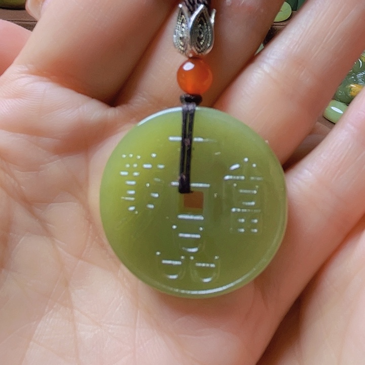 未镶嵌岫岩河磨玉（透闪石质玉）挂件