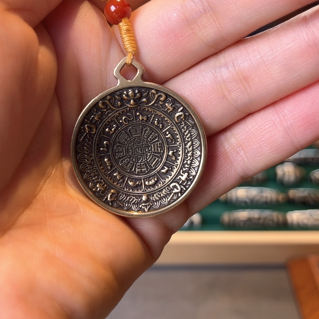 莉***然藏地朵朵铜质工艺品