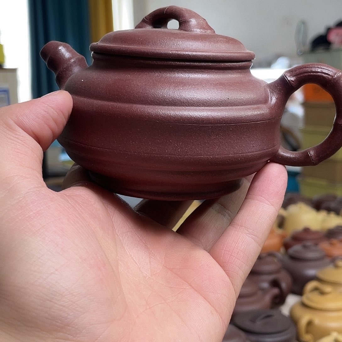 茶壶紫砂微瑕双线。 底槽清。