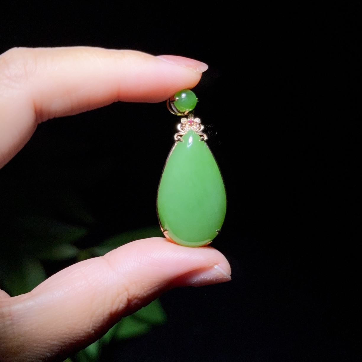 18k金镶嵌果阳绿大水滴吊坠