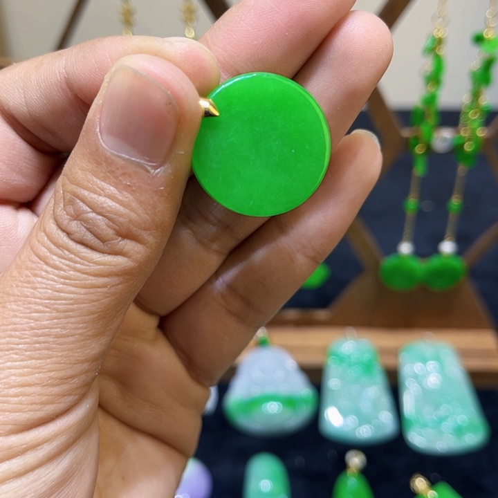 翡翠颈饰未镶嵌吊坠