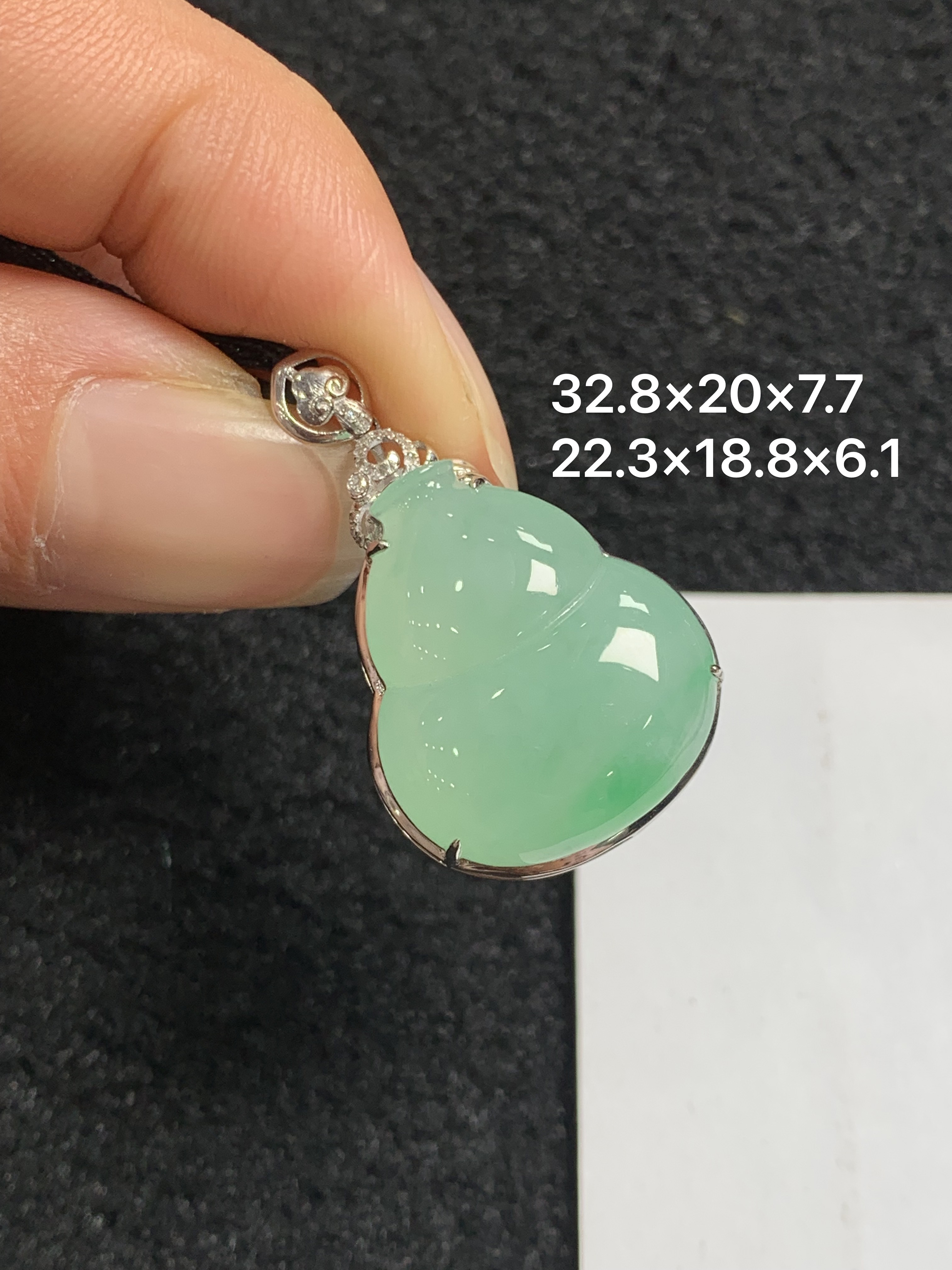 18K金镶嵌天然缅甸翡翠阳绿葫芦吊坠