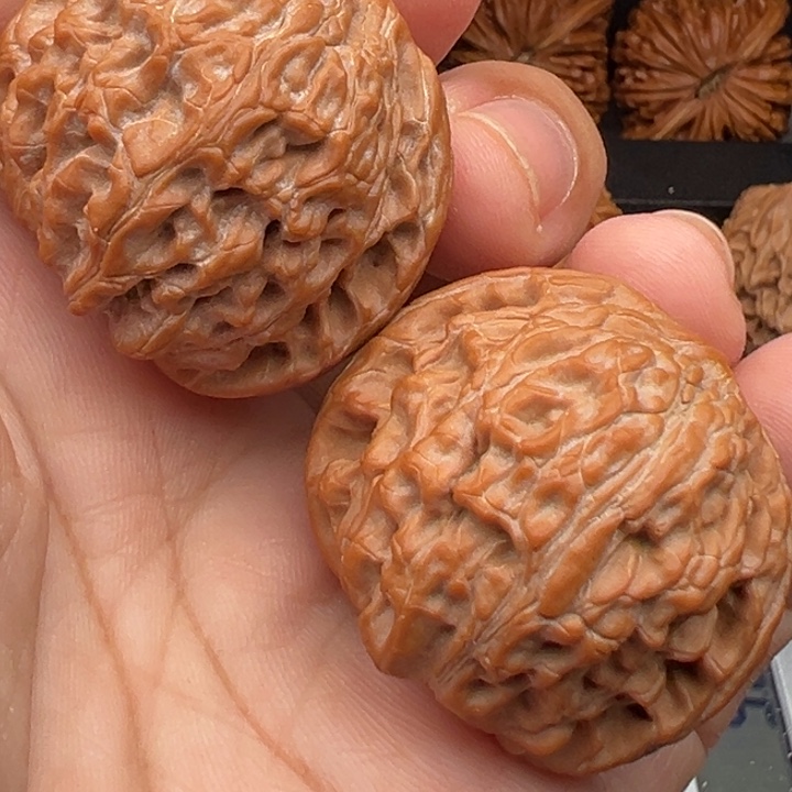 文玩核桃把件红皮球体磨盘