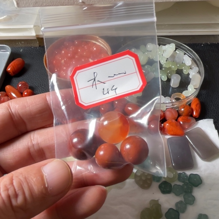 颈饰未镶嵌南红玛瑙木**。