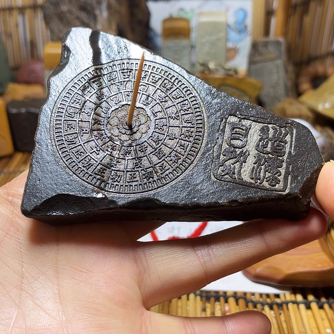 新疆原石雕刻手把件