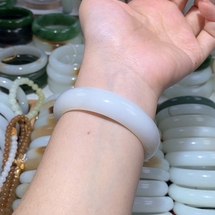 和田玉手镯未镶嵌