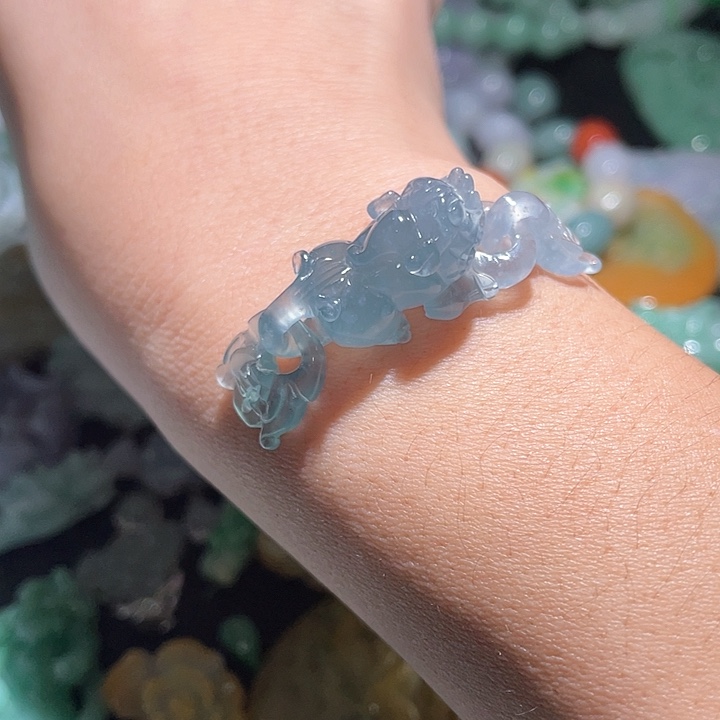 颈饰未镶嵌翡翠，天