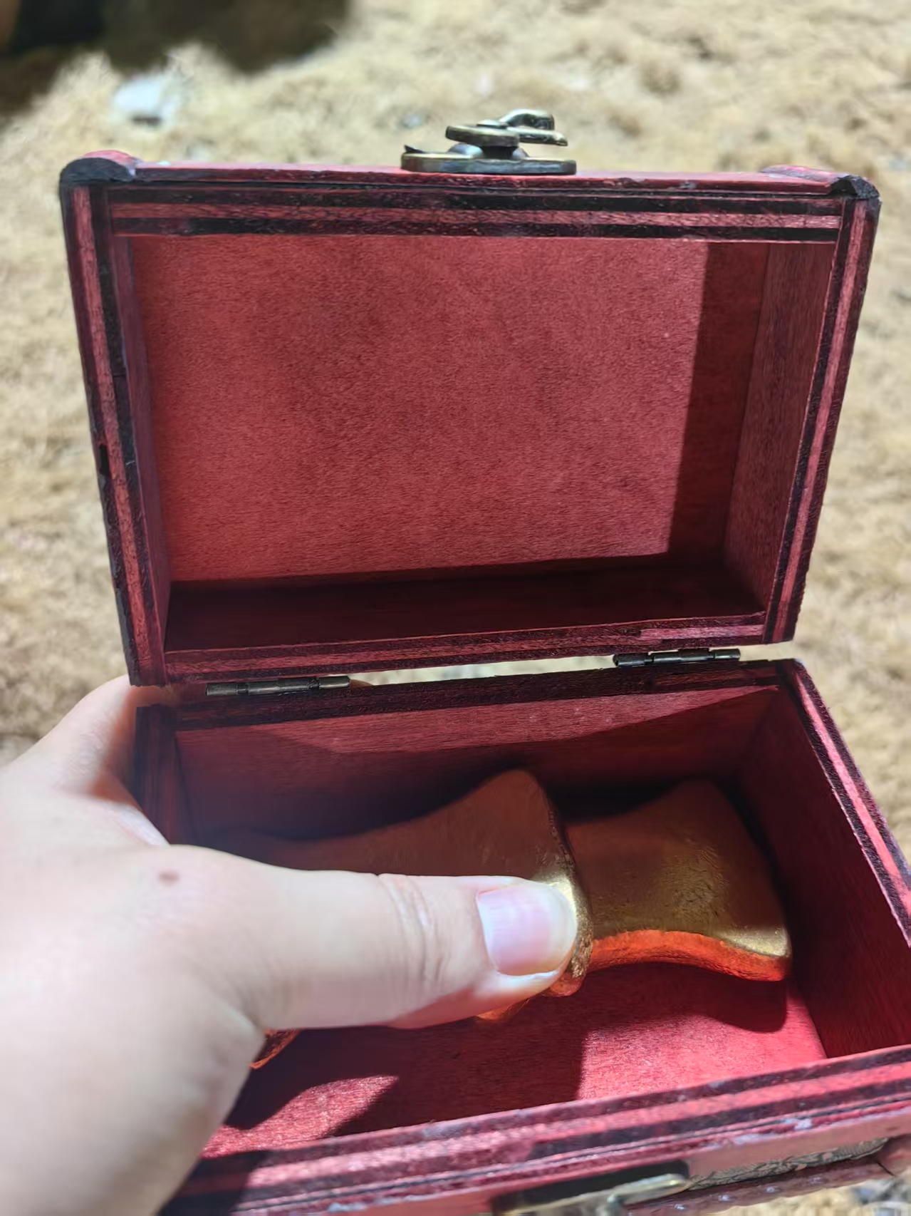 1个开封红色小盒子2个经典金色快摆件链接