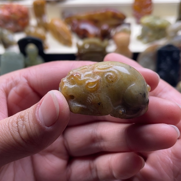 蛇纹石玉颈饰未镶嵌