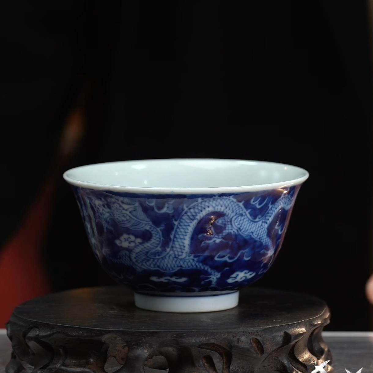 青花留白海水龙纹杯