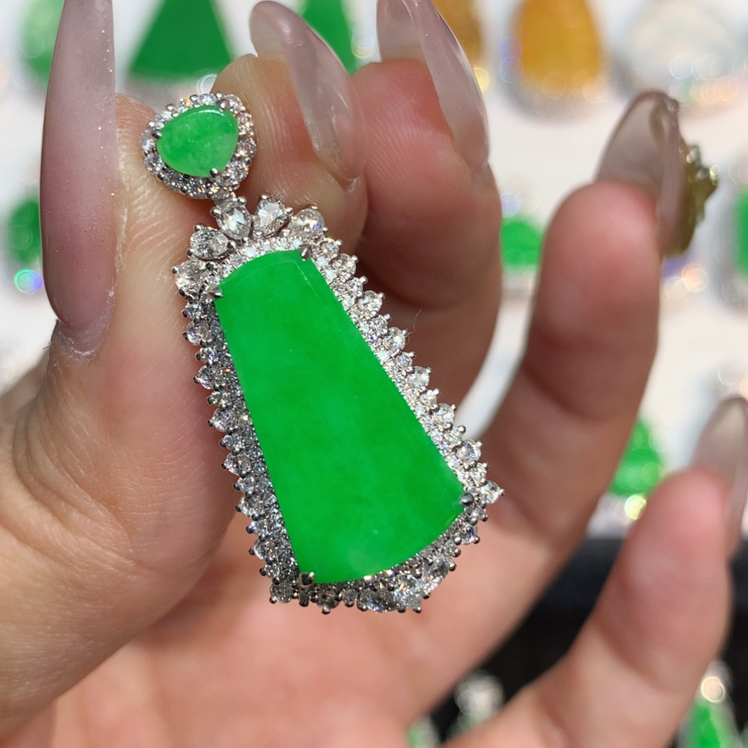 翡翠颈饰18K金镶嵌翡翠