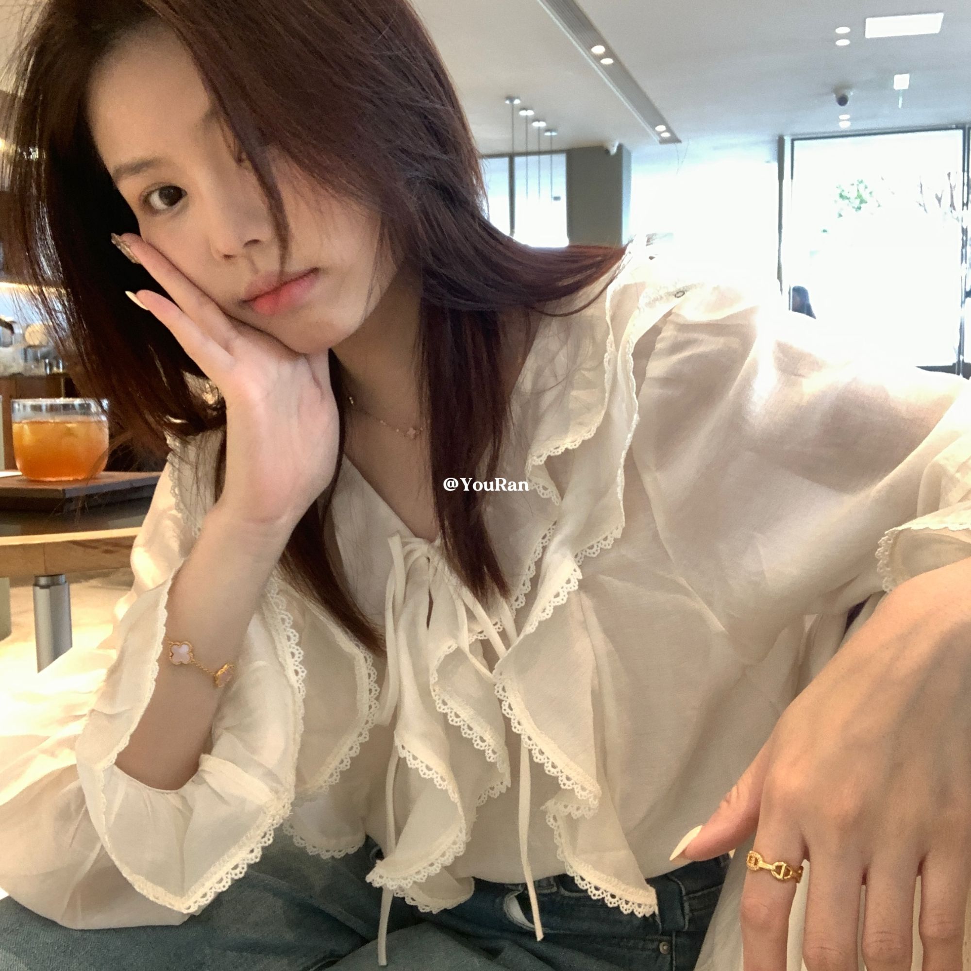 周悠然【月光温柔】天丝质感花边拼接荷叶领温柔小衫