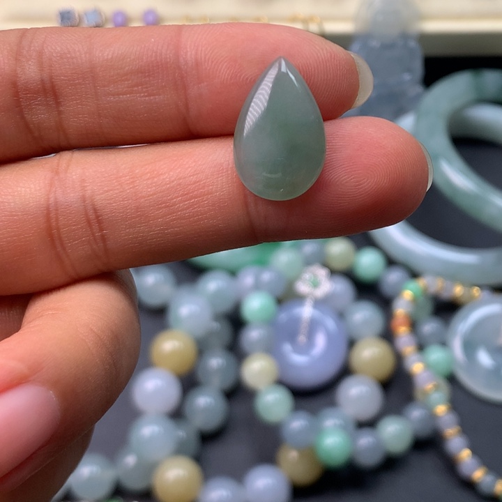 翡翠未镶嵌颈饰水滴