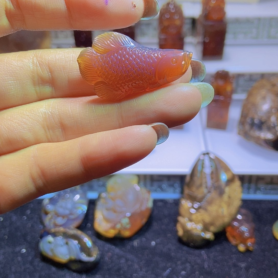 未镶嵌颈饰琥珀金龙鱼
