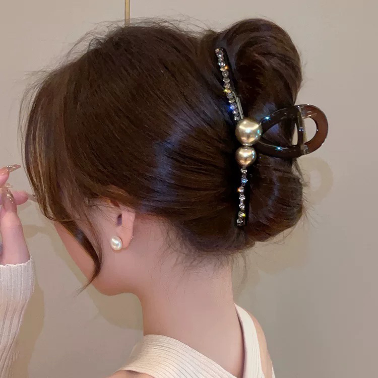 新款轻奢满钻咖色鲨鱼夹大号盘发马尾发夹抓夹珍珠发抓女发卡潮