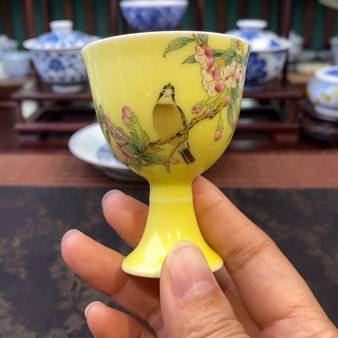 手工陶瓷黄底花鸟杯