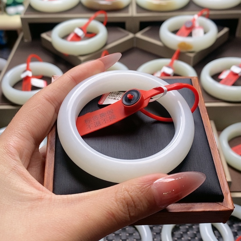 【闪购商品】和田玉手镯未镶嵌六*钱