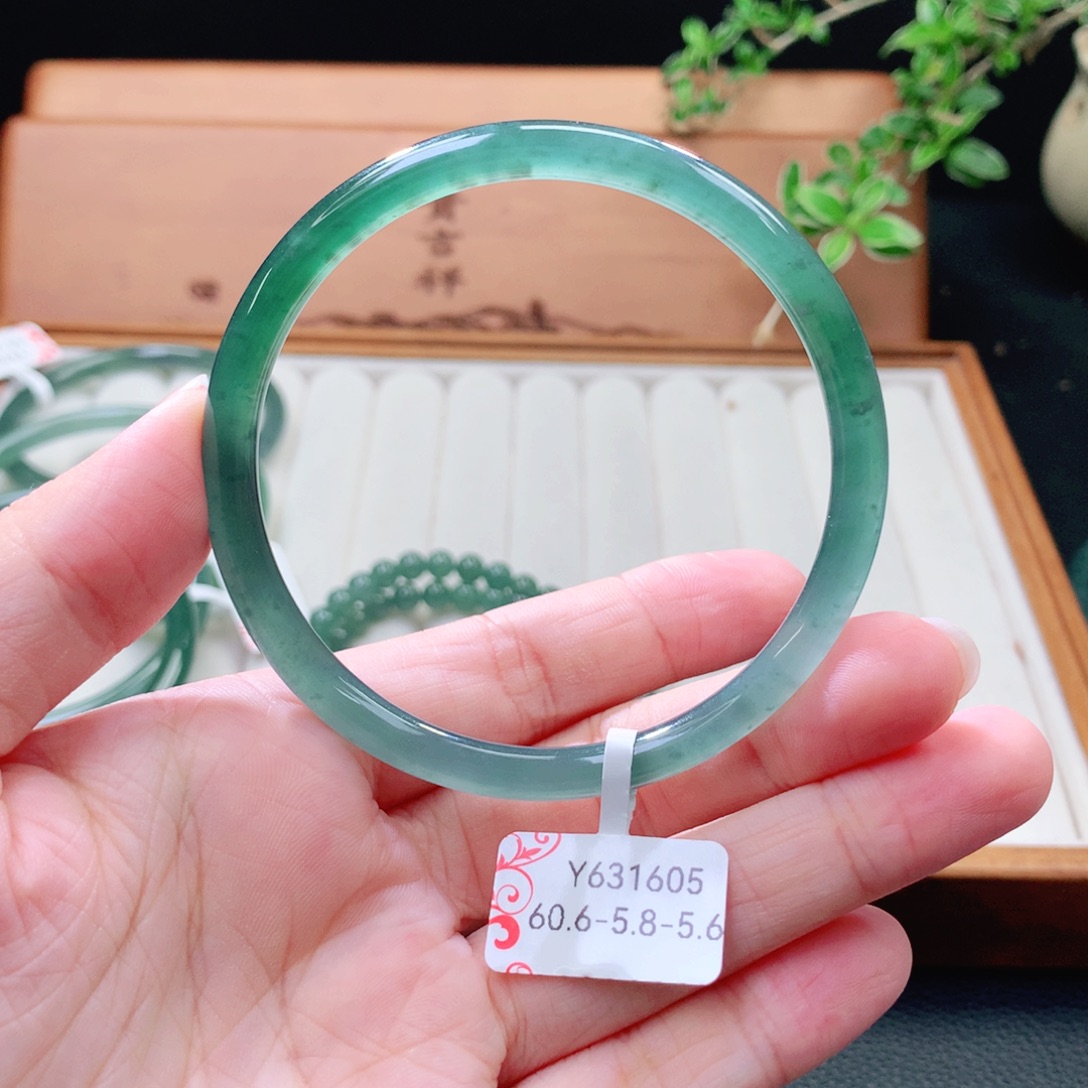 未镶嵌手镯（圆镯）翡翠
