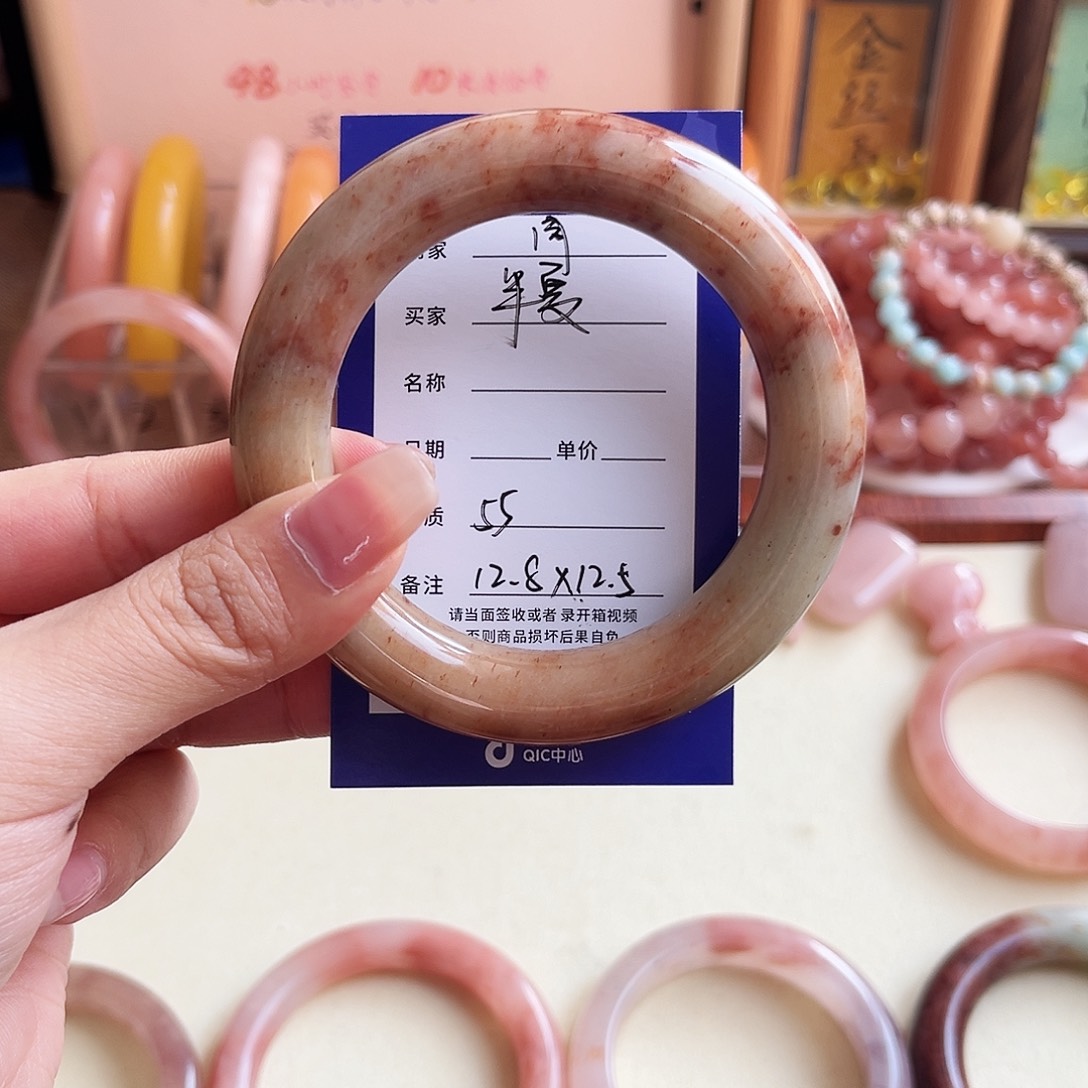半***夏石英质玉未镶嵌手镯