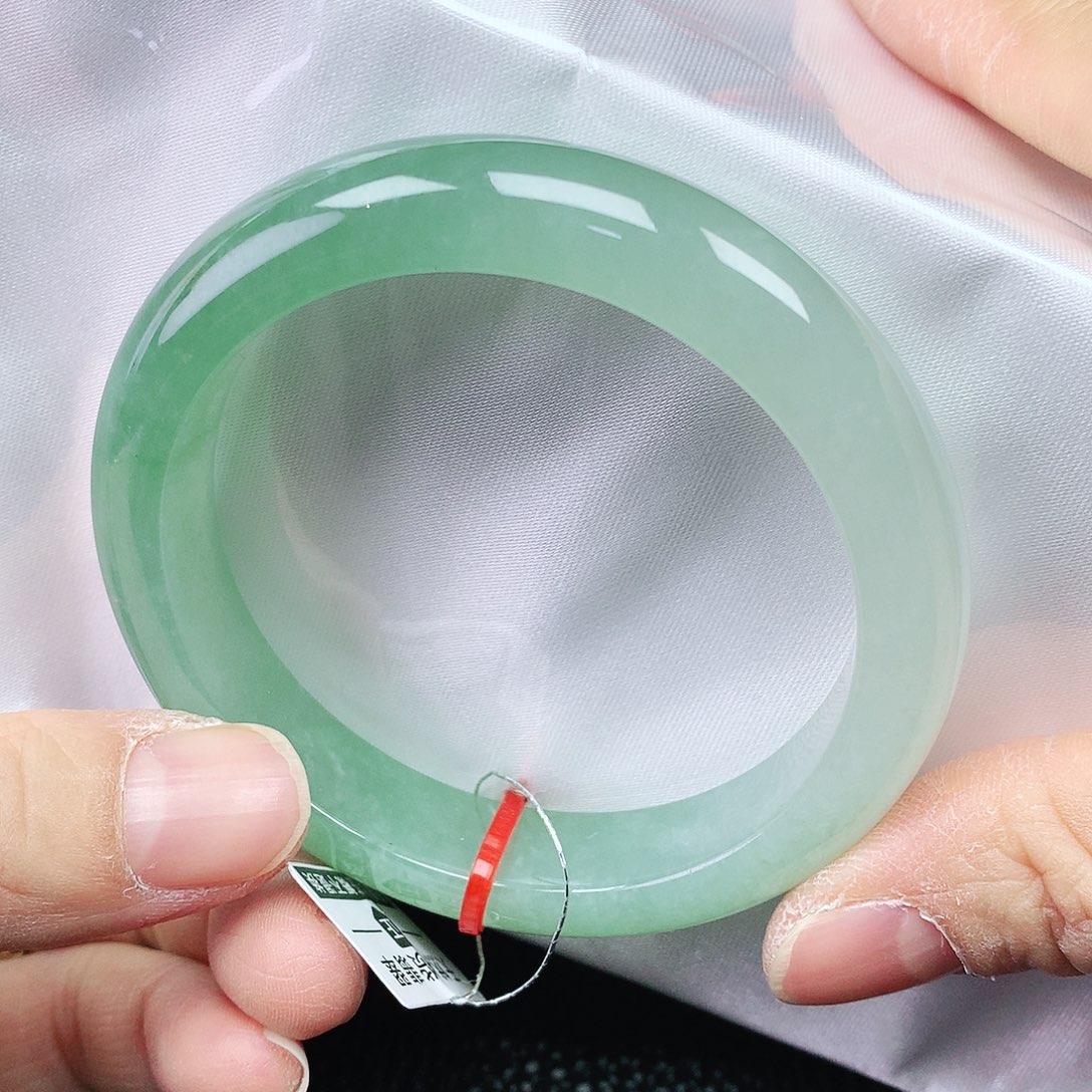 翡翠手镯未镶嵌53圈