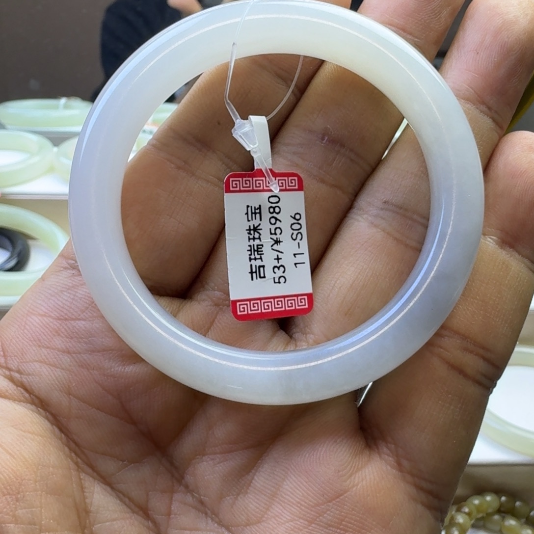 和田玉未镶嵌手镯