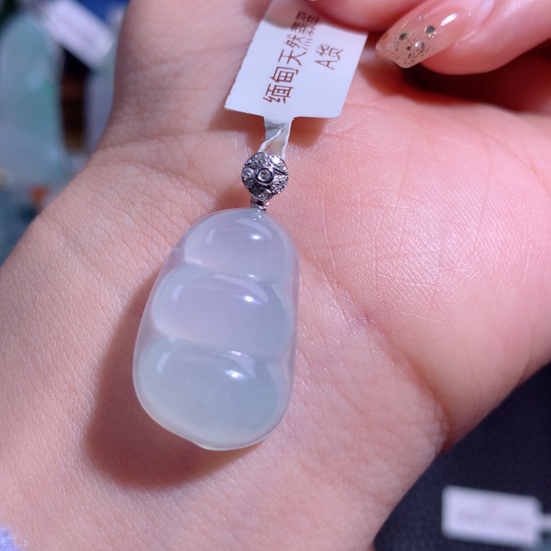 翡翠吊坠(不含链)18K金镶嵌福豆